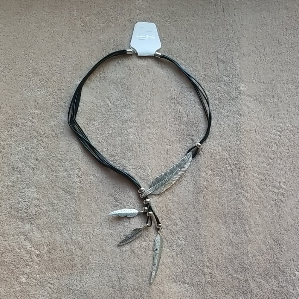Feathers silver & black necklace 🖤